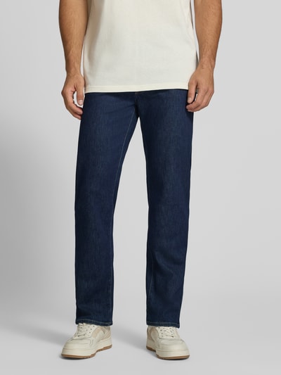Männermodel trägt dunkelblaue Relaxed Fit Jeans aus Baumwoll-Mix Modell 'Clint' von Brax, Herren Wide & Loose Fit Jeans, Ganzkörperansicht von vorne.