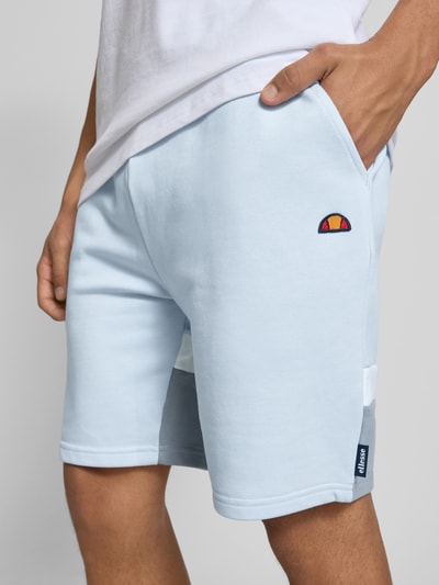 Ellesse Regular Fit Sweatshorts mit Logo-Badge Modell 'HARKAN' Hellblau 3