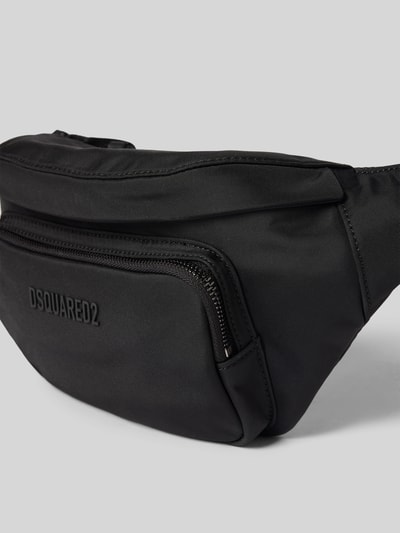Produktfoto, Bauchtasche mit Label-Detail von Dsquared2 aus schwarzem Material, Hauptfach mit Reißverschluss, Nebenfach, verstellbarer Riemen, Maße 28x22x7 cm