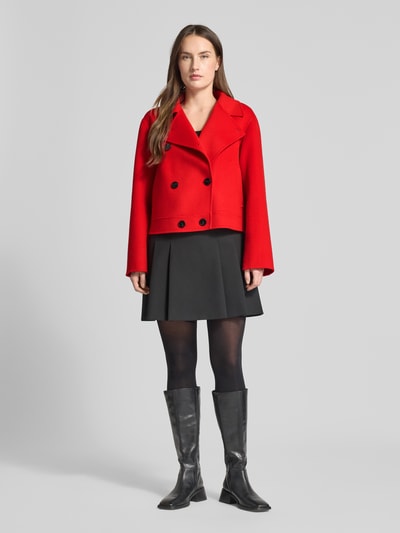 Frauenmodel trägt Regular Fit Jacke mit Umlegekragen von Windsor in Rot, doppelte Knopfleiste, Eingrifftaschen, dunkel kombiniert, Ganzkörperansicht von vorne. Rückenlänge 49 cm, Schulterbreite 45 cm, Brustweite 51 cm, Ärmellänge 53 cm bei Größe 36.