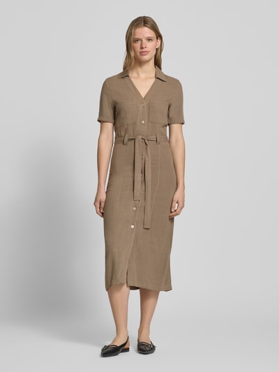 Vrouwenmodel draagt smal dames vrijetijdsjurk van Only, model 'SIESTA', effen kleuren, mix van viscose en linnen, midilengte, V-hals, knoopsluiting, korte mouw met omslag, borstzakken, materiaalverwerking met gevlamd garen, geheel voorkant weergegeven, Ganzkörperansicht von vorne.