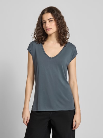 Modelka nosi Relaxed Fit T-Shirt aus Modal-Mix Modell 'KAMALA' od Pieces, jednolity kolor, krój relaxed fit, dekolt V, krótki rękaw, materiał modal-mix, widok całej sylwetki z przodu.