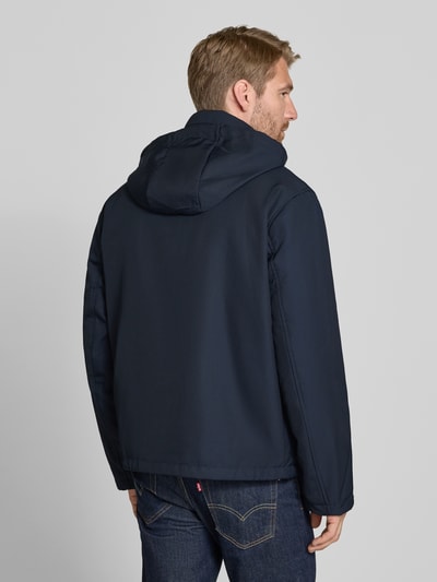 Männermodel trägt Regular Fit Jacke mit Stehkragen von Emporio Armani in Dunkelblau, glatte Struktur, Rückenansicht, Ganzkörperansicht Rückansicht.