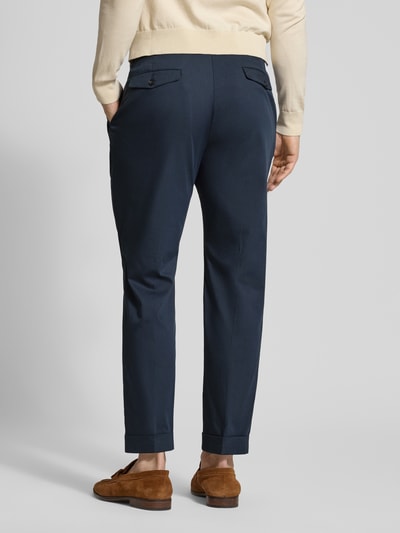 Männermodel trägt Hose mit gelegten Falten und Eingrifftaschen von Manuel Ritz aus Baumwoll-Mix, dunkelblau, Ganzkörperansicht Rückansicht.