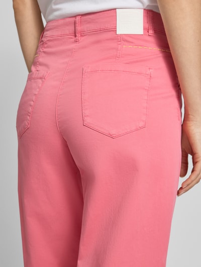 Frauenmodel trägt Straight Leg Jeans mit Eingrifftaschen von Marc Cain, Baumwoll-Mix mit Stretch-Anteil, Gerader-Schnitt, Nahaufnahme Rückansicht.