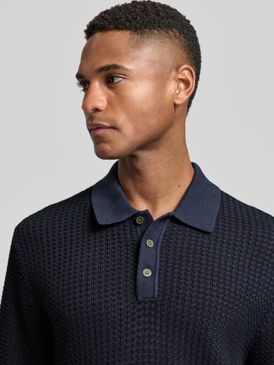 Männermodel trägt Regular Fit Poloshirt in Strick-Optik Modell 'Kingsley' von Jack & Jones Premium, Reine Baumwolle, Nahaufnahme Oberkörper.