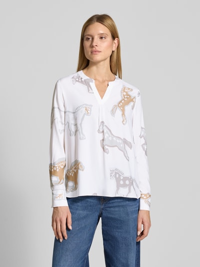 Frauenmodel trägt Tunikabluse mit V-Ausschnitt von HERZENS, Material-Mix mit Stretch-Anteil, Allover-Look, Regular-Fit, Ganzkörperansicht von vorne.