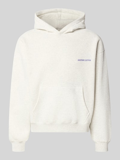 Produktfoto, Relaxed Fit Hoodie aus Baumwoll-Mix Modell 'Sunday' von ANOTHER COTTON LAB, hellbeige Farbe, sichtbares Label-Detail, Känguru-Tasche, elastische Abschlüsse, schlichte Textur
