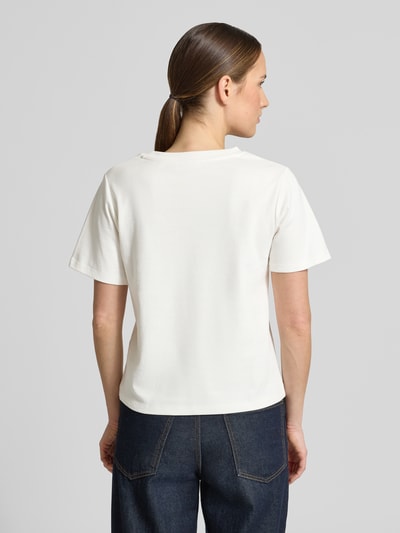 Vrouwenmodel draagt T-shirt met motiefstitching en ronde hals van Christian Berg Woman van puur katoen, regular fit, ruglengte maat S 53 cm. Ganzkörperansicht Rückansicht.