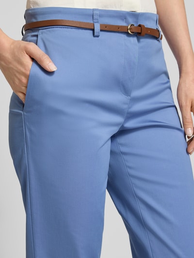 Vrouwenmodel draagt Hose in verkürzter Passform mit Gürtel van Christian Berg Woman, katoen- en viscosemix, slim fit, verkorte pasvorm, met riem. Detailopname voorzijde.