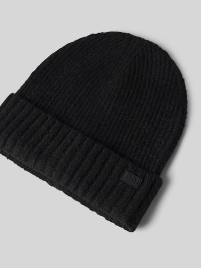 Produktfoto, schwarze Mütze aus elastischem Material-Mix Modell 'CRUSH' von JACK & JONES mit breiter Krempe und Label-Detail.