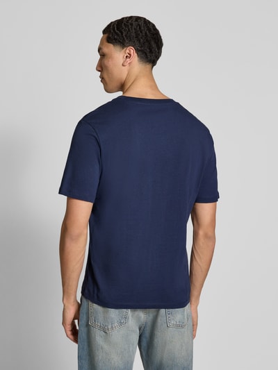 Männermodel trägt Herren T-Shirt mit Rundhalsausschnitt Modell 'HONOLULU' von Jack & Jones, Reine Baumwolle, Regular-Fit, Rückenlänge 68 cm, Ganzkörperansicht Rückansicht.