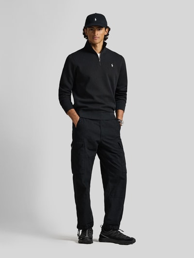 Męskimodel nosi Regular Fit Sweatshirt aus Baumwoll-Mix von Polo Ralph Lauren, efekt: jednolity kolor, krój regular fit, wyhaftowane logo, kołnierz zapinany, długi rękaw, mieszanka bawełny, ganzkörperansicht von vorne.