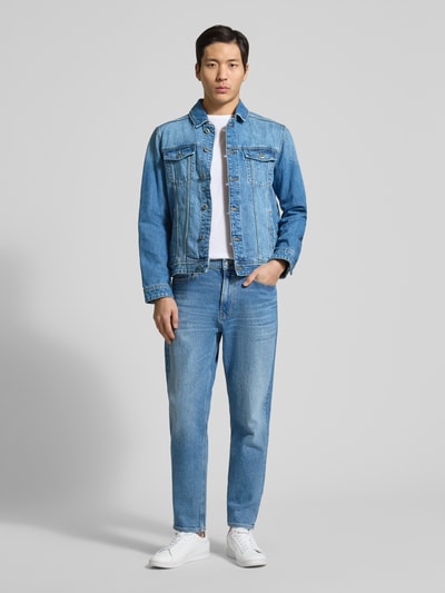 Męski model nosi Jeansjacke mit Brusttaschen od MCNEAL w kolorze jasnoniebieskim, krój regular fit, bawełna, całkowity widok z przodu
