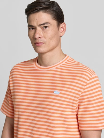 Männermodel trägt Regular Fit T-Shirt aus Baumwoll-Mix von Lacoste, mehrfarbig Gestreift, Logo-Applikation, Nahaufnahme Oberkörper