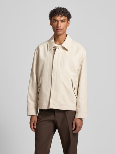 Męski model nosi Regular Fit Hemdjacke aus Leinen-Baumwoll-Mix Modell 'LEWIS' od SELECTED HOMME, jasny beż, gładka faktura, długie rękawy, kołnierz koszulowy, kieszenie z patkami, guziki, flammgarn, cała sylwetka z przodu.