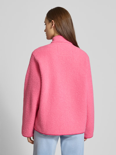 Frauenmodel trägt Relaxed Fit Fleecejacke mit Stehkragen Modell 'VERA' von JJXX in Pink, Teddyfell, Rückenlänge 57 cm, Ganzkörperansicht Rückansicht.