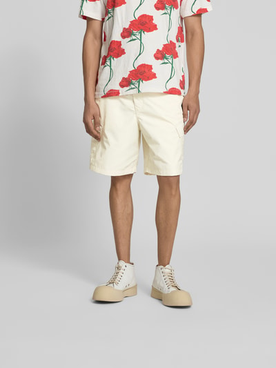 Männermodel trägt Straight Fit Shorts mit Cargo-Taschen von Kenzo, elastischer Bund, cremefarben, Ganzkörperansicht von vorne.
