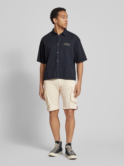 Alpha Industries Regular Fit Cargoshorts mit Label-Stitching Modell 'CREW SHORT' Offwhite 1
