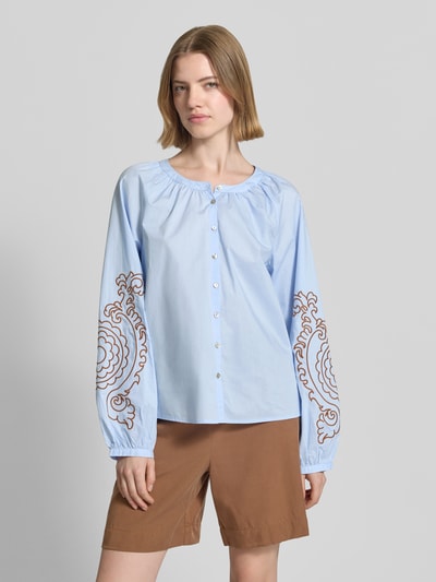 Vrouwenmodel draagt lichte 'Bluse mit Rundhalsausschnitt und Motiv-Stitching' van Christian Berg Woman in katoen, rechte fit, geborduurd motief, voorkant volledig zichtbaar, bustenhoogte.