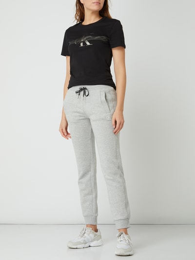 Calvin Klein Jeans Trainingsbroek met geborduurd logo  Lichtgrijs gemêleerd - 1