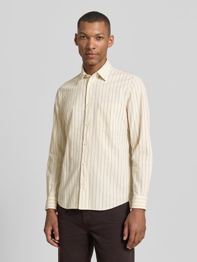 Männermodel trägt Shaped Fit Freizeithemd aus Baumwoll-Mix von Marc O'Polo, mehrfarbig gestreift, Kentkragen, Popeline, Ganzkörperansicht von vorne.