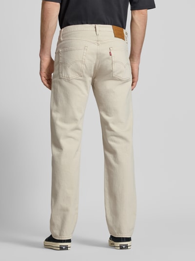 Männermodel trägt Straight Fit Jeans im 5-Pocket-Design Modell '555®' von Levi's®, Cremefarbe, Reine Baumwolle, Relaxed-Fit, Ganzkörperansicht Rückansicht.
