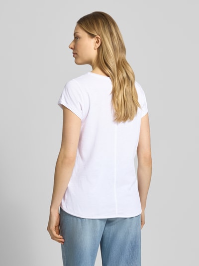Frauenmodel trägt T-Shirt aus reiner Baumwolle von Christian Berg Woman in Weiß, Gerader-Schnitt, Rollsaum, Rückenlänge 62 cm, Ganzkörperansicht Rückansicht.