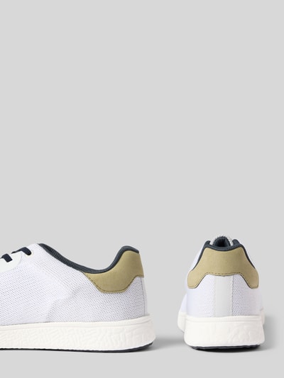 Produktfoto, Sneakersy z zaokrąglonym czubkiem, model 'Victory' od bugatti, logo, wysokość obcasa 3 cm, wysokość cholewki 8 cm, szerokość w rozmiarze 44: 10 cm, biel i beż, teksturowana podeszwa, wykończenie z siateczki