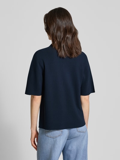 Frauenmodel trägt Relaxed Fit T-Shirt aus Viskose-Mix in Strick-Optik von Emporio Armani in Dunkelblau, Halbarm, Rückenlänge 54 cm, Rückenansicht.