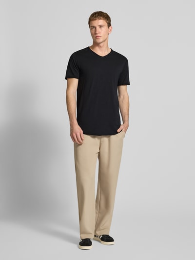 Męski model nosi Regular Fit T-Shirt aus reiner Baumwolle Modell 'BENNE LONGY' von Only & Sons, efekt: jednolity kolor, dekolt w serek, krótki rękaw, zrolowane brzegi, bawełna. Ganzkörperansicht von vorne.