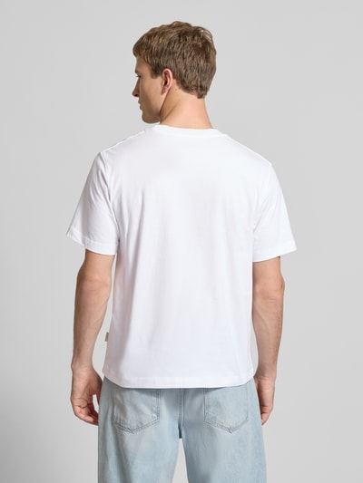 Mannelijk model draagt T-shirt met ronde hals model 'JORNORREBRO' van Jack & Jones van zuiver katoen, rechte fit, achterkant, volledige lichaamsweergave.