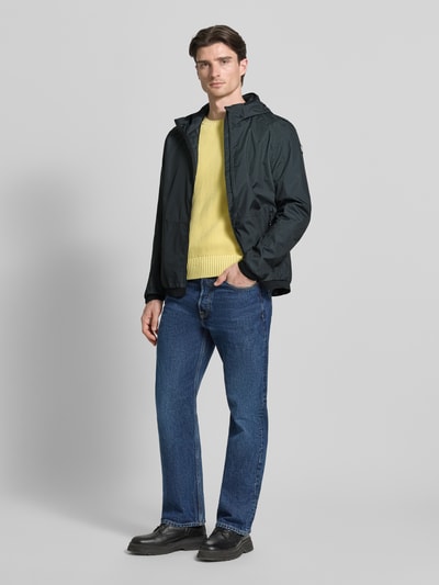 Männermodel trägt Jacke mit Kapuze Modell 'KOS' von Killtec, gerader fit, Reißverschluss, elastische mouwuiteinden, label-patch, zijritszakken, donkerblauw, volledig lichaam van voren