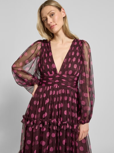 Frauenmodel trägt Maxikleid mit tiefem V-Ausschnitt von LACE & BEADS aus Mesh in A-Linie mit Stufen-Look, Nahaufnahme Oberkörper.