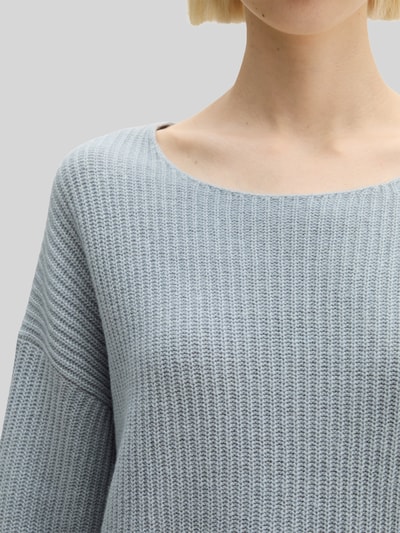 Frauenmodel trägt Relaxed Fit Pullover aus Schurwoll-Mix von Marc O'Polo in Hellblau, grobe Rippenstruktur, Nahaufnahme Oberkörper, Damen Pullover von Marc O'Polo.