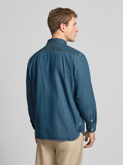 Männermodel trägt Regular Fit Jeanshemd mit Brusttaschen Modell 'JACKSON WORKER' von Levi's®, Reine Baumwolle, Ganzkörperansicht Rückansicht.