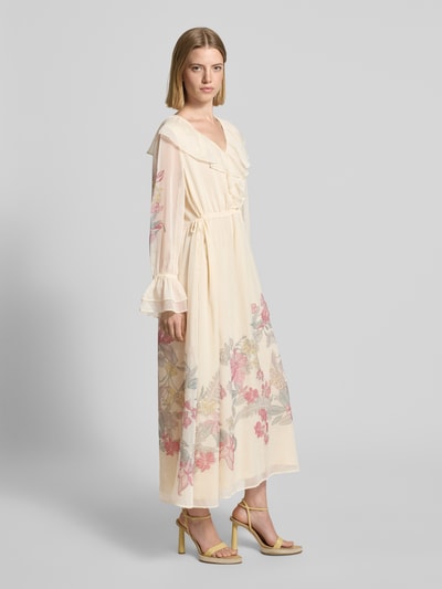 Frauenmodel trägt Maxikleid mit Rüschenärmeln von Comma aus Chiffon, taillierter Schnitt, V-Ausschnitt mit Volant, Blumenprint, Ganzkörperansicht von vorne. Rückenlänge bei Größe 36: 131 cm, Brustweite 50 cm, Ärmellänge 60 cm.
