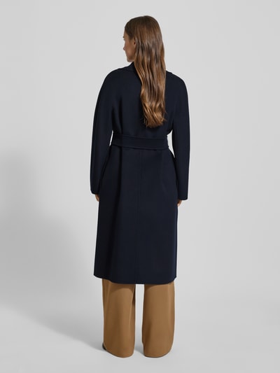 Frauenmodel trägt Relaxed Fit Wollmantel mit Seiden-und Kaschmir-Anteil Modell 'MSTCLES' von Max Mara Studio, unifarben, Gehschlitz, Taillengürtel, Schurwoll-Mix, Ganzkörperansicht Rückansicht.