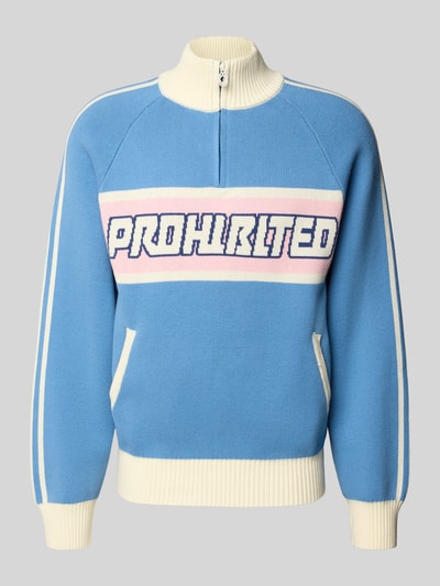 Produktfoto, Strickpullover mit Logo und Reißverschluss von PROHIBITED, niebieski, kremowy, krój regular fit, czysta bawełna, logo, stójka, Szerokość w rozmiarze M: 66 cm, długość rękawa w rozmiarze M: 75 cm