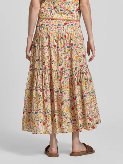 Frauenmodel trägt Maxirock im Allover-Look Modell 'Sunset' von LOLLYS LAUNDRY aus reiner Baumwolle in A-Linie, Ganzkörperansicht Rückansicht.