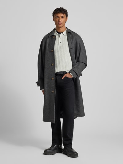 Mężczyzna prezentuje Regular Fit Strickpullover aus Woll-Baumwoll-Mix Modell 'SMEATON' od Barbour, efekt melanżu, faktura, kołnierzyk polo, długi rękaw, mieszanka wełny i bawełny, całkowity widok z przodu.