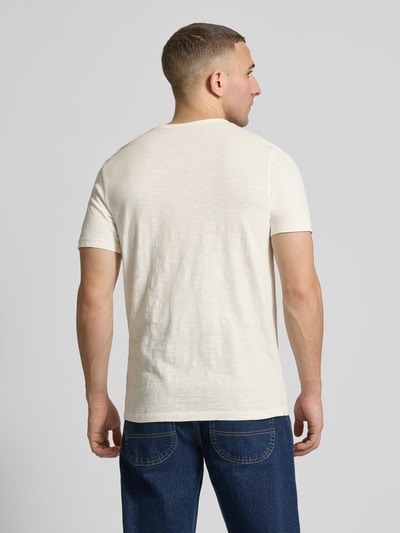 Mannenmodel draagt t-shirt uit puur katoen, recht model, model 'SPLIT' van Jack & Jones, v-hals, knoopsluiting, ruglengte maat M 67 cm, Ganzkörperansicht Rückansicht.