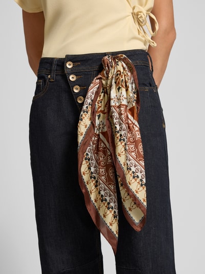 Vrouwenmodel draagt Relaxed Fit Barrel Jeans uit katoenmix model 'Relaxed Malibu' van Buena Vista, dames barrel jeans, close-up taille.