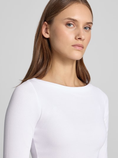 Vrouwenmodel draagt Slim Fit Longsleeve met 3/4-mouw model 'FIFI' van JIXX, mix van katoen en elastaan, boothals, Riblook, Nahaufnahme Oberkörper.