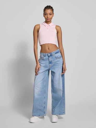 Tommy Jeans Crop Top in Ripp-Optik Rosa 1