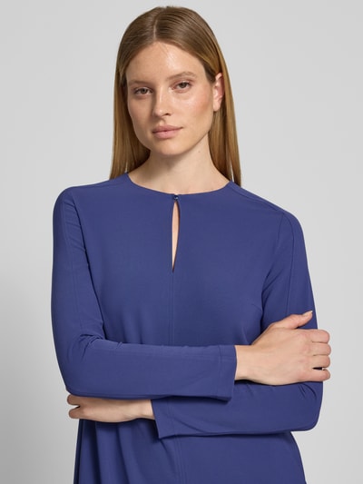 Vrouwenmodel draagt midi-jurk met druppelvormige hals van Marc Cain, materiaalmix met stretch, A-lijn, knoopsluiting, maat 36, Nahaufnahme Oberkörper.