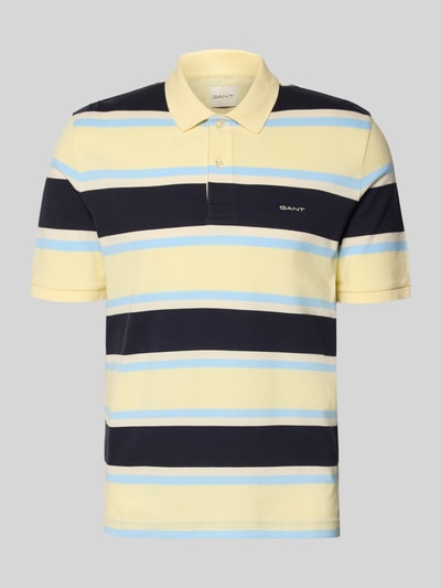 Produktfoto, Slim Fit Poloshirt mit Logo-Stitching von Gant aus reiner Bio-Baumwolle, gestreift in Gelb, Blau und Dunkelblau, kurze Knopfleiste, Polokragen