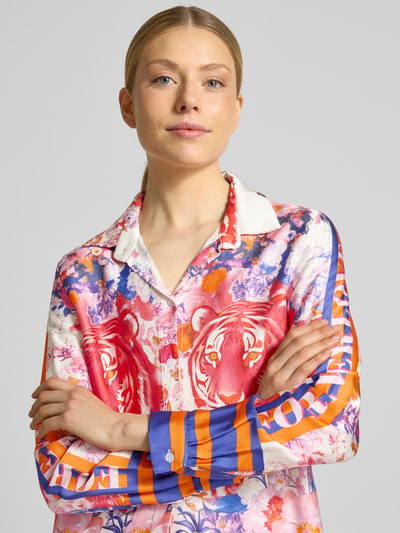 Frauenmodel trägt Slim Fit Hemdbluse aus Viskose Modell 'Wild Flower' von miss goodlife mit buntem Blumen-Muster, Kentkragen, floralen Prints, bunt gemischt in Rosa, Lila, Orange und Blau, Rückenlänge 70 cm, Ärmellänge 61 cm, Nahaufnahme Oberkörper.