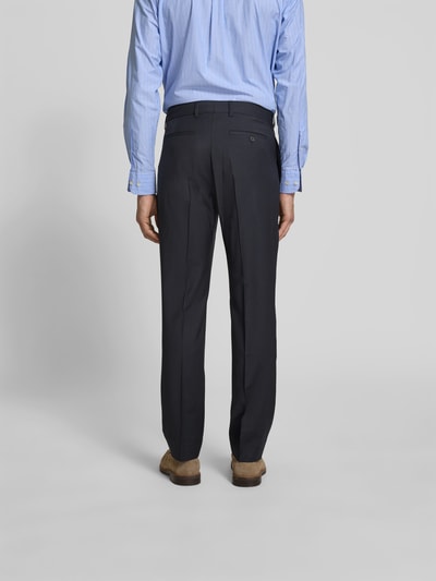 Männermodel trägt Slim Fit Anzughose aus Woll-Mix von Filippa K, dunkel, mit Bundfalten, Eingriff- und Gesäßtaschen, Ganzkörperansicht Rückansicht.
