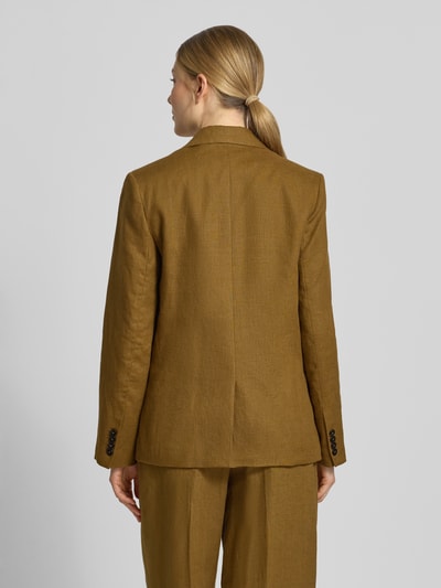 Frauenmodel trägt Blazer mit Pattentaschen Modell 'TEMPOLI' von Mango, Reines Leinen, Gerader-Schnitt, Rückenlänge 69 cm, Ganzkörperansicht Rückansicht.